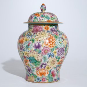 A Chinese millefleurs famille rose vase and cover, Qianlong mark, 20th C. — photo 4