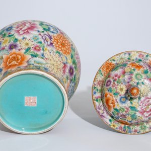 A Chinese millefleurs famille rose vase and cover, Qianlong mark, 20th C. — photo 6