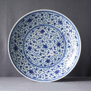 A Chinese Ming-style blue and white 'floral scroll' dish, Qianlong — photo 3