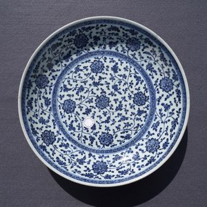 A Chinese Ming-style blue and white 'floral scroll' dish, Qianlong — 照片 3