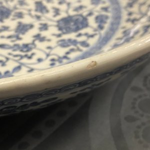 A Chinese Ming-style blue and white 'floral scroll' dish, Qianlong — 照片 3