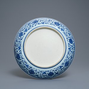 A Chinese Ming-style blue and white 'floral scroll' dish, Qianlong — 照片 2