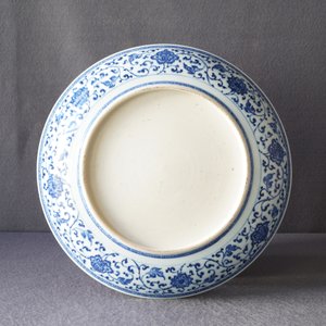 A Chinese Ming-style blue and white 'floral scroll' dish, Qianlong — 照片 4