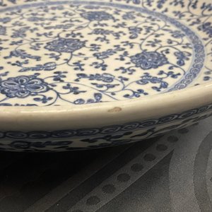 A Chinese Ming-style blue and white 'floral scroll' dish, Qianlong — 照片 3