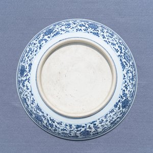 A Chinese Ming-style blue and white 'floral scroll' dish, Qianlong — 照片 7
