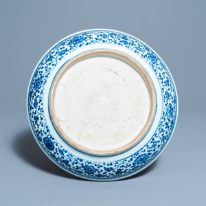 A Chinese Ming-style blue and white 'floral scroll' dish, Qianlong — 照片 2