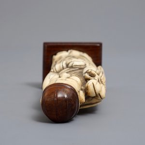A Chinese Ming style carved ivory figure of a scholar, 19th C. — photo 6