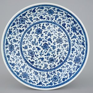 A Chinese Ming-style flower scroll dish, Yongzheng/Qianlong, ex-coll. August The Strong — photo 1