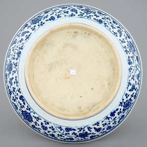 A Chinese Ming-style flower scroll dish, Yongzheng/Qianlong, ex-coll. August The Strong — photo 2