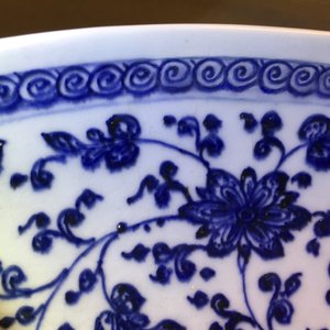 A Chinese Ming-style flower scroll dish, Yongzheng/Qianlong, ex-coll. August The Strong — photo 3