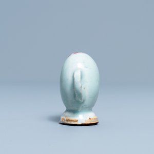 A Chinese miniature peach-shaped cadogan teapot with junyao glaze, Kangxi/Qianlong — 照片 3
