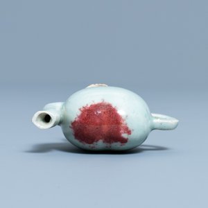 A Chinese miniature peach-shaped cadogan teapot with junyao glaze, Kangxi/Qianlong — 照片 6