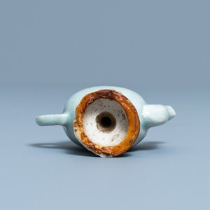 A Chinese miniature peach-shaped cadogan teapot with junyao glaze, Kangxi/Qianlong — 照片 7