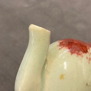 A Chinese miniature peach-shaped cadogan teapot with junyao glaze, Kangxi/Qianlong — 照片 8