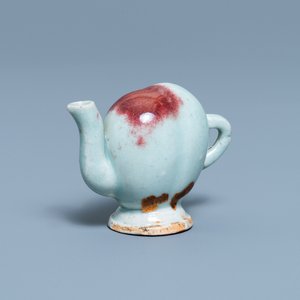 A Chinese miniature peach-shaped cadogan teapot with junyao glaze, Kangxi/Qianlong — 照片 1