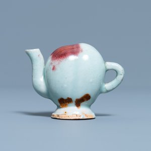 A Chinese miniature peach-shaped cadogan teapot with junyao glaze, Kangxi/Qianlong — 照片 2