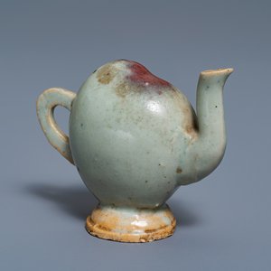 A Chinese miniature peach-shaped cadogan teapot with junyao glaze, Kangxi/Qianlong — 照片 1