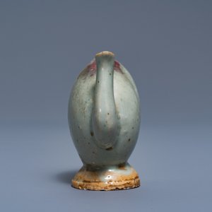 A Chinese miniature peach-shaped cadogan teapot with junyao glaze, Kangxi/Qianlong — 照片 3