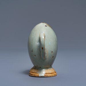 A Chinese miniature peach-shaped cadogan teapot with junyao glaze, Kangxi/Qianlong — 照片 5