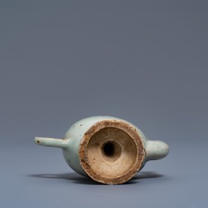 A Chinese miniature peach-shaped cadogan teapot with junyao glaze, Kangxi/Qianlong — 照片 7