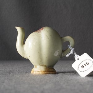 A Chinese miniature peach-shaped cadogan teapot with junyao glaze, Kangxi/Qianlong — 照片 8