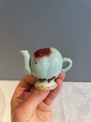 A Chinese miniature peach-shaped Jun-type 'Cadogan' ewer, Qianlong — 照片 1