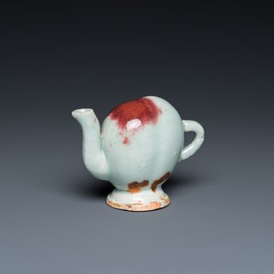 A Chinese miniature peach-shaped Jun-type 'Cadogan' ewer, Qianlong — 照片 1