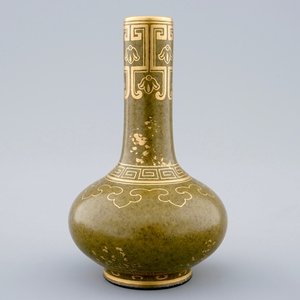 A Chinese miniature vase imitating gold-splashed bronze, 20th C. — 照片 1