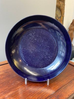 A Chinese monochrome aubergine-glazed dish, Qianlong mark and of the period — 照片 2