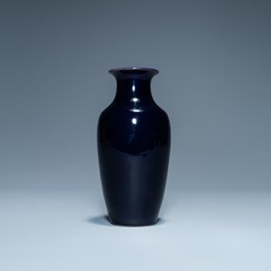A Chinese monochrome aubergine-glazed vase, Kangxi — 照片 2