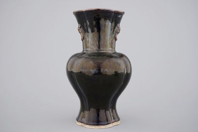 A Chinese monochrome black porcelain vase, 17/18th C
