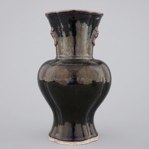 A Chinese monochrome black porcelain vase, 17/18th C — photo 1