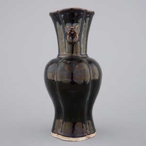 A Chinese monochrome black porcelain vase, 17/18th C — photo 2