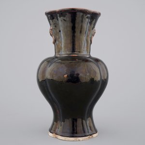A Chinese monochrome black porcelain vase, 17/18th C — photo 3