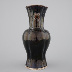 A Chinese monochrome black porcelain vase, 17/18th C — photo 4