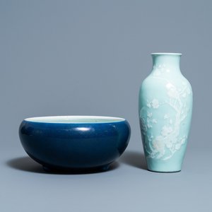 A Chinese monochrome blue censer and a white slip-decorated celadon vase, 18/19th C. — 照片 1