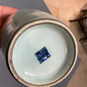 A Chinese monochrome blue censer and a white slip-decorated celadon vase, 18/19th C. — 照片 14