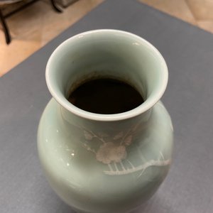 A Chinese monochrome blue censer and a white slip-decorated celadon vase, 18/19th C. — 照片 15