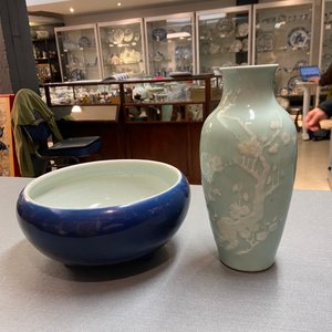 A Chinese monochrome blue censer and a white slip-decorated celadon vase, 18/19th C. — 照片 18