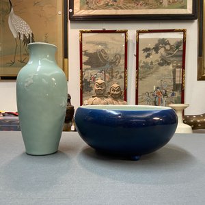 A Chinese monochrome blue censer and a white slip-decorated celadon vase, 18/19th C. — 照片 19