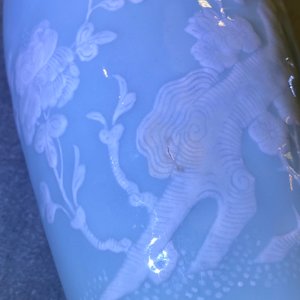 A Chinese monochrome blue censer and a white slip-decorated celadon vase, 18/19th C. — 照片 24