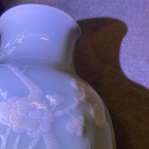 A Chinese monochrome blue censer and a white slip-decorated celadon vase, 18/19th C. — 照片 27