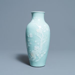 A Chinese monochrome blue censer and a white slip-decorated celadon vase, 18/19th C. — 照片 8