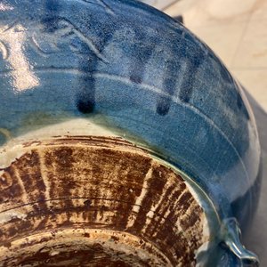 A Chinese monochrome blue censer with incised floral design, Ming — 照片 16