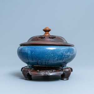 A Chinese monochrome blue censer with incised floral design, Ming — 照片 2