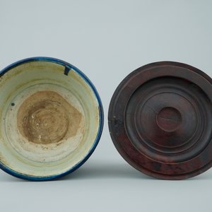 A Chinese monochrome blue cylincrical tripod incense burner with wood lid, 19th C. — 照片 2