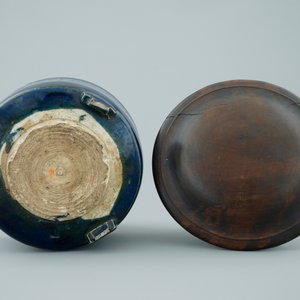 A Chinese monochrome blue cylincrical tripod incense burner with wood lid, 19th C. — 照片 3