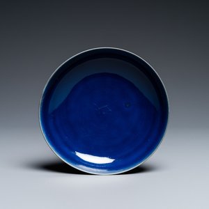 A Chinese monochrome blue dish, Qianlong mark and of the period — photo 1