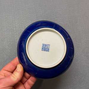 A Chinese monochrome blue dish, Qianlong mark and of the period — photo 3