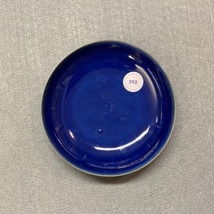 A Chinese monochrome blue dish, Qianlong mark and of the period — photo 5